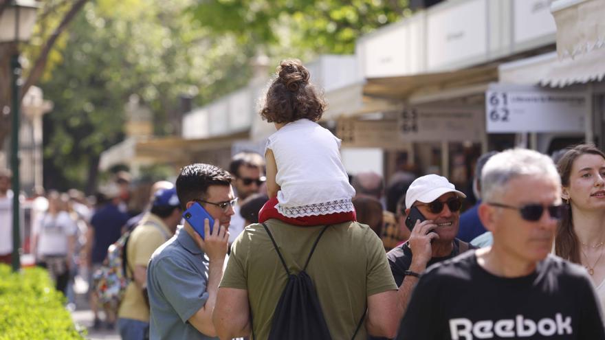 Llenazo de domingo en la Fira del Llibre