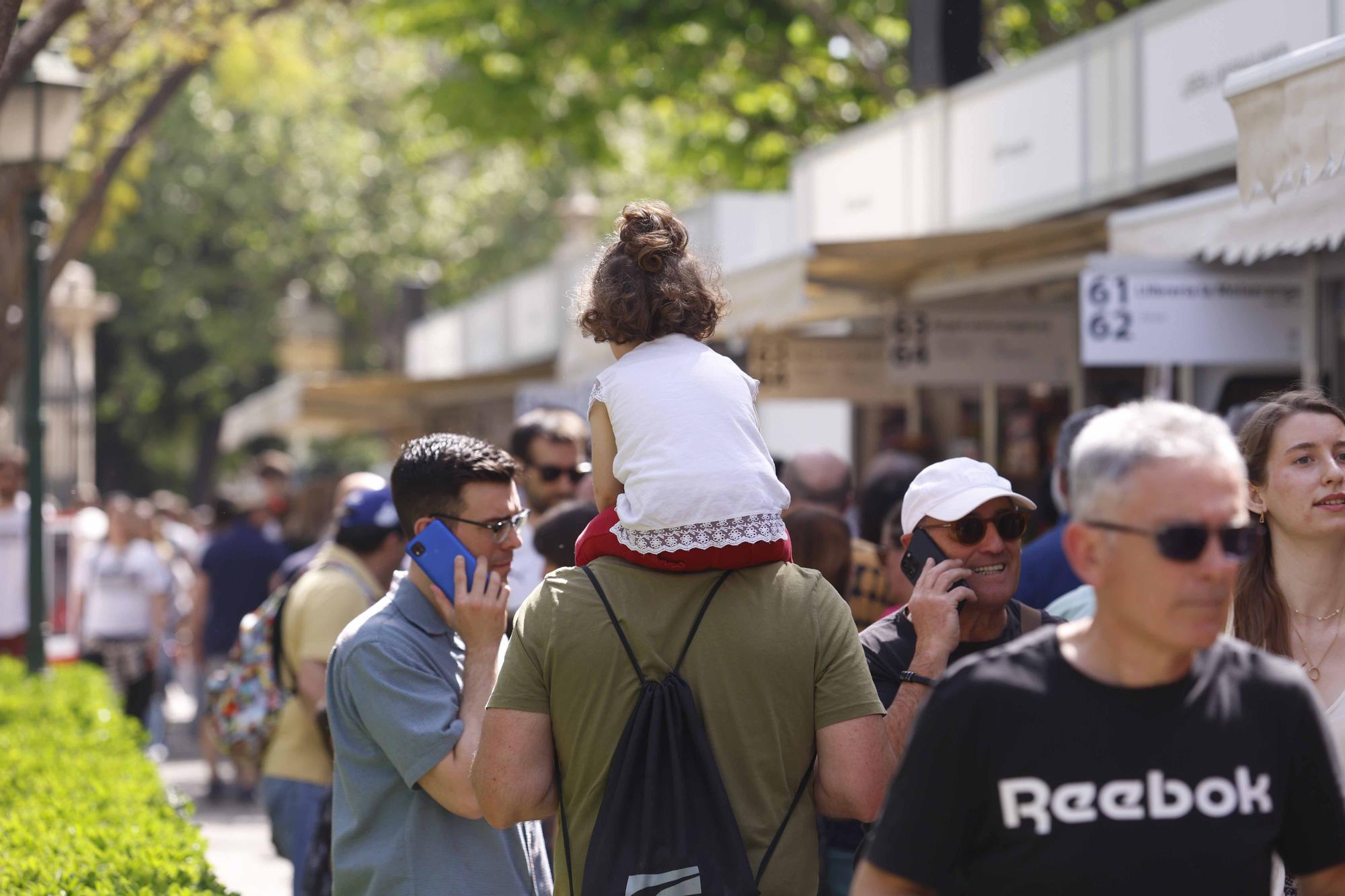 Llenazo de domingo en la Fira del Llibre