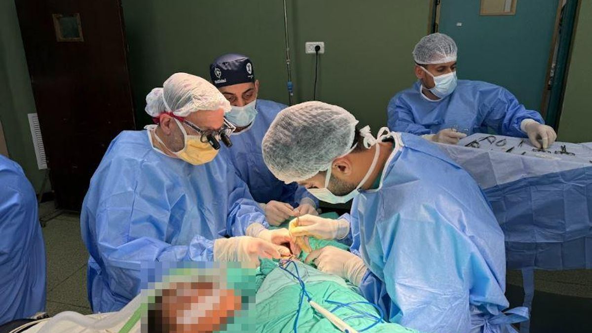 Doctor Feroze Sidwha a la derecha operando a un niño en Gaza