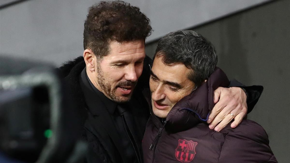 Simeone y Valverde se abrazan antes del Atlético-Barça en el Metropolitano.