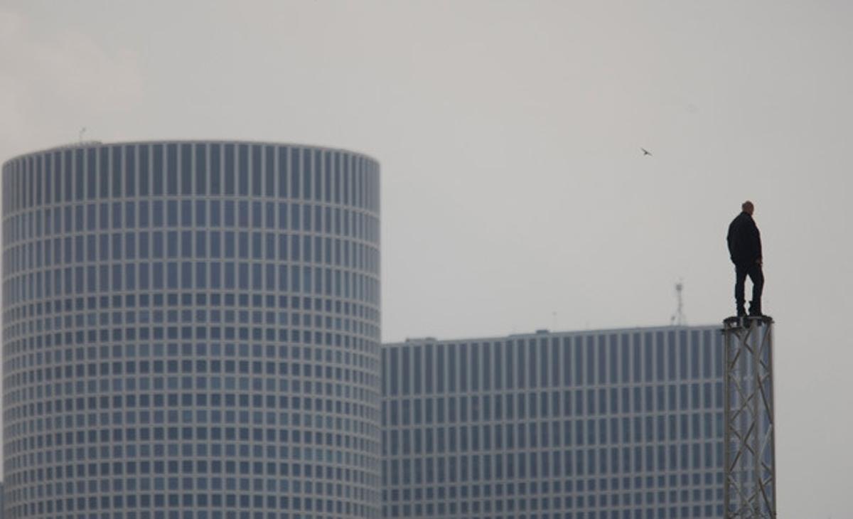L’artista israelià Hezi Dean dret al punt més alt d’una torre on pretén aguantar 35 hores, a la plaça Rabin de Tel Aviv.