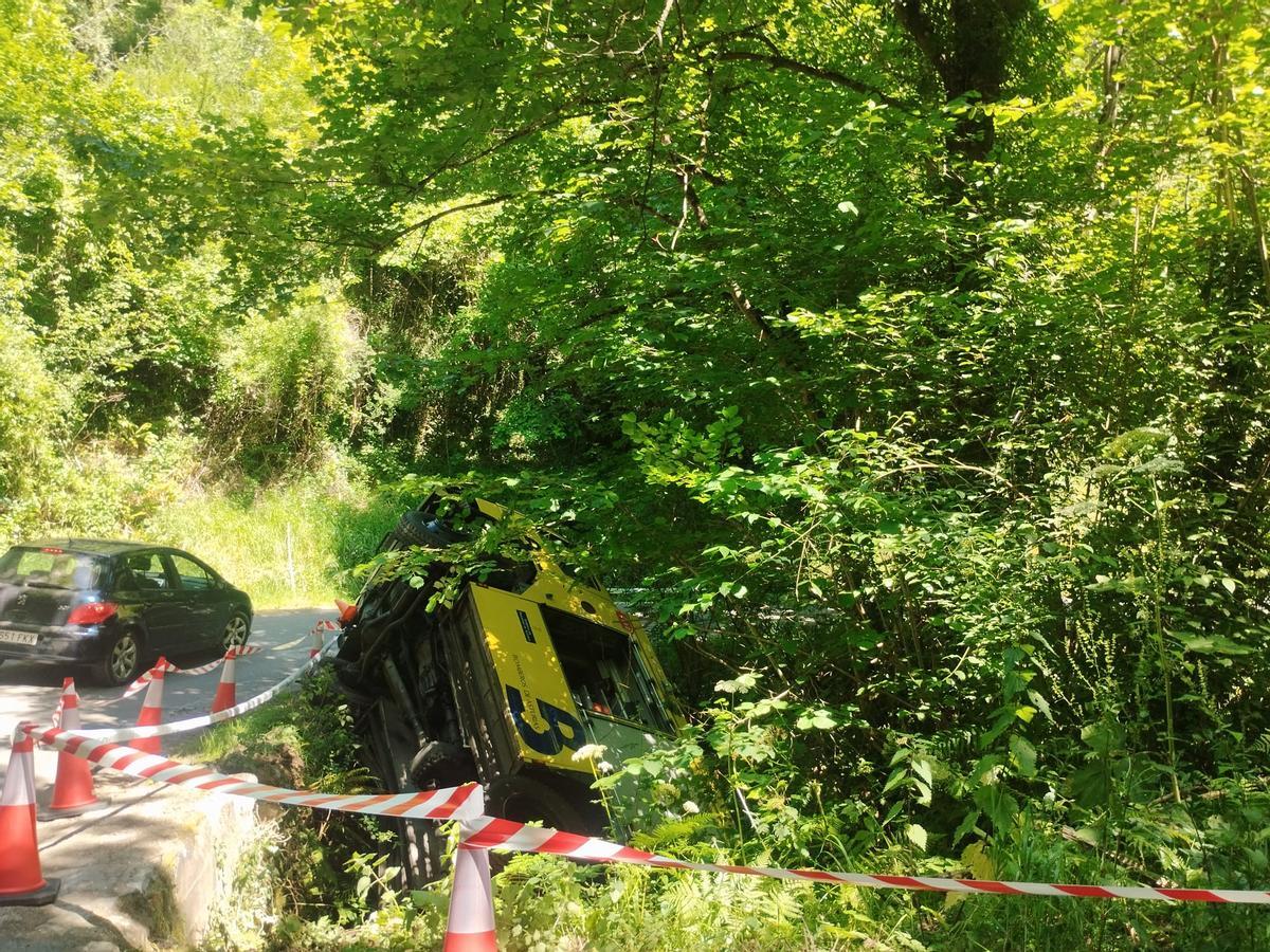 En imágenes, el camión de Bomberos de Asturias volcado en la carretera AS-311, enGrado