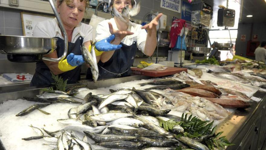 Puesto de pescado en la plaza de Lugo. | HUGO BARREIRO