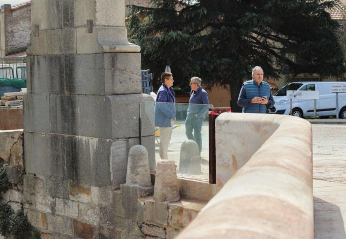 El remate de cristal al final del pretil en San Frontis. | ALBA PRIETO