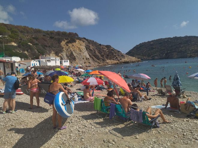 Caos en las calas de la Granadella y la Barraca de Xàbia (imágenes)