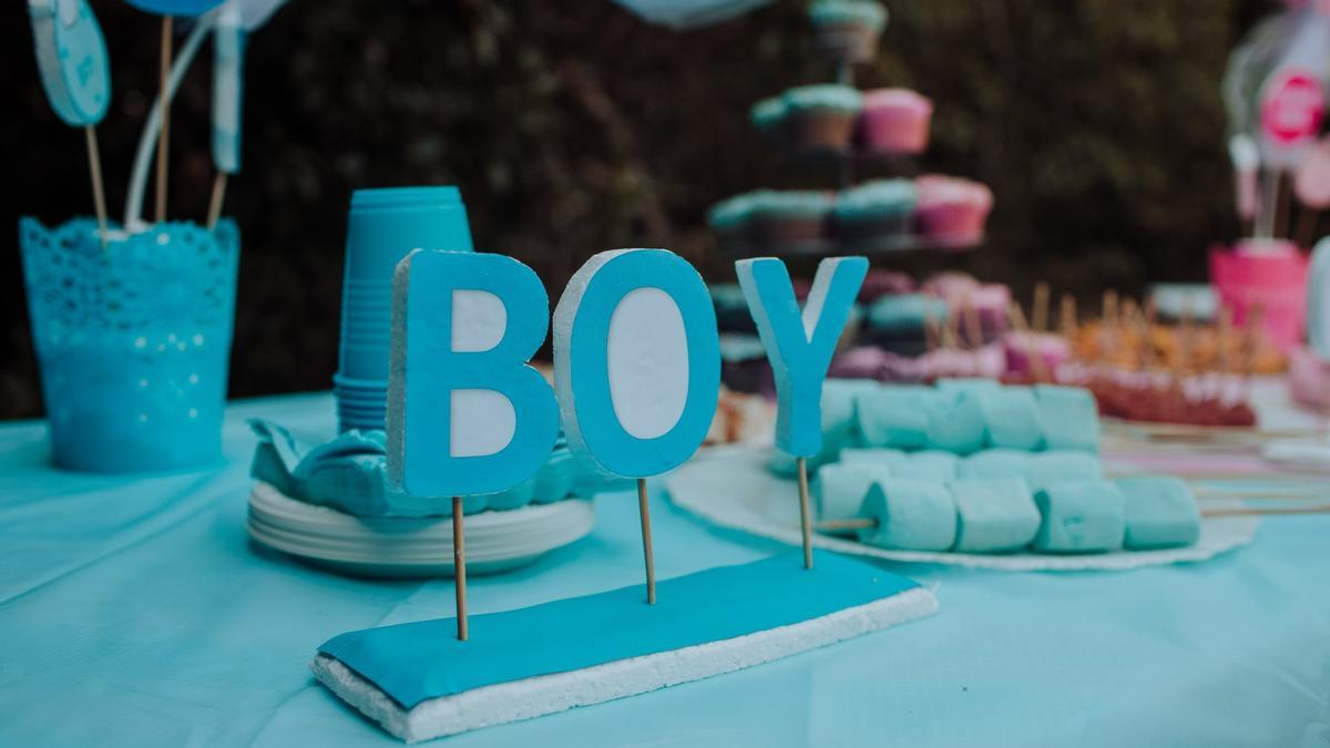 Mesa decorada para una fiesta 'gender reveal'