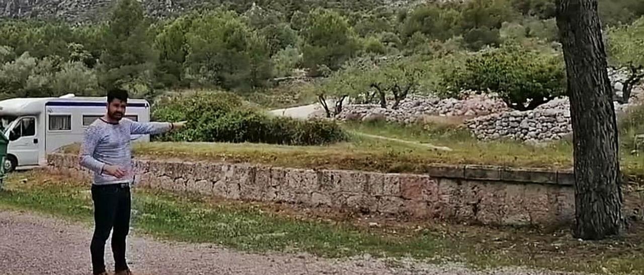 El presidente de la asociación muestra las piedras sillares que han desaparecido del antiguo andén de l’Orxa y, a la derecha, en la caseta de los obreros, a un kilómetro de distancia.   | LEVANTE-EMV
