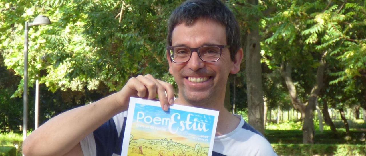 Daniel Ruiz-Trillo, amb el cartell de la 12a edició del Poemestiu al Parc Bosc de Figueres | JORDI CALLOL