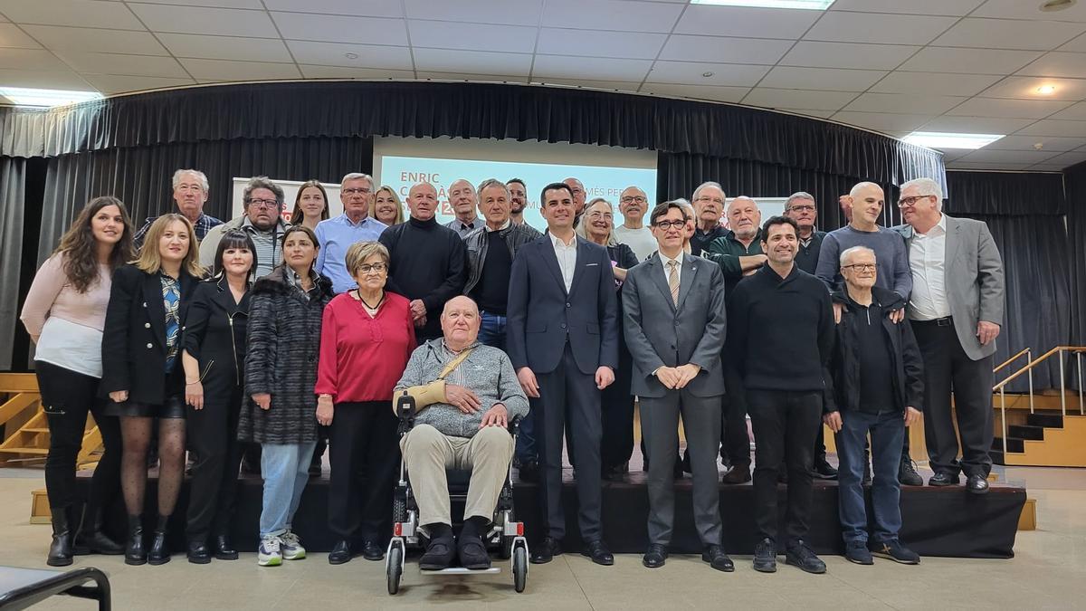 Foto de  família dels homenatjats i homenatjades amb el Primer Secretari del PSC, Salvador Illa