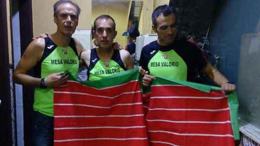 Los tres maratonianos que compitieron en Lisboa el domingo.