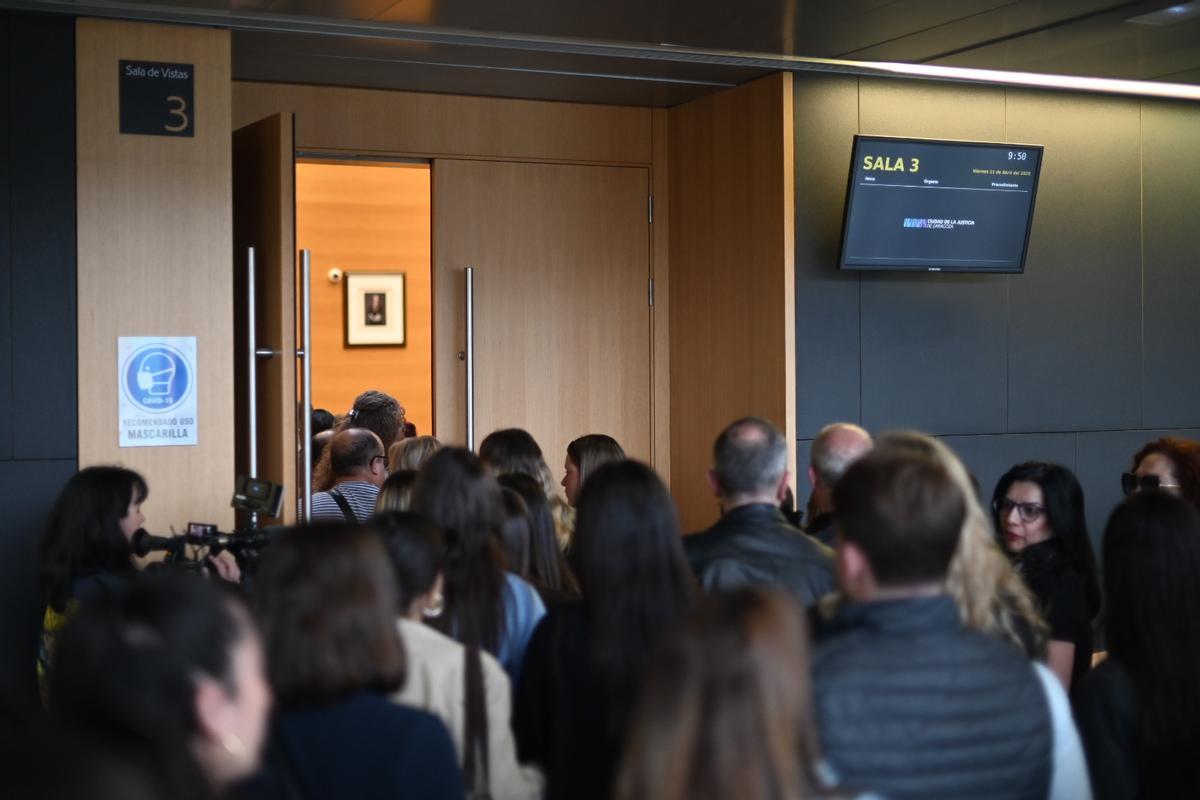 Entrada a la sala del juicio de parte de los asistentes, este viernes.