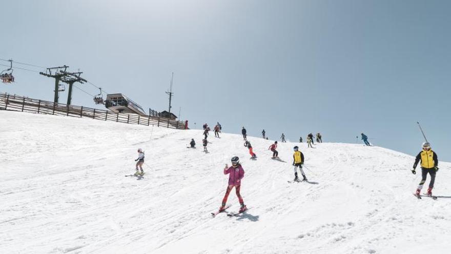 Descenso por las pistas de Formigal, ayer. | ARAMÓN