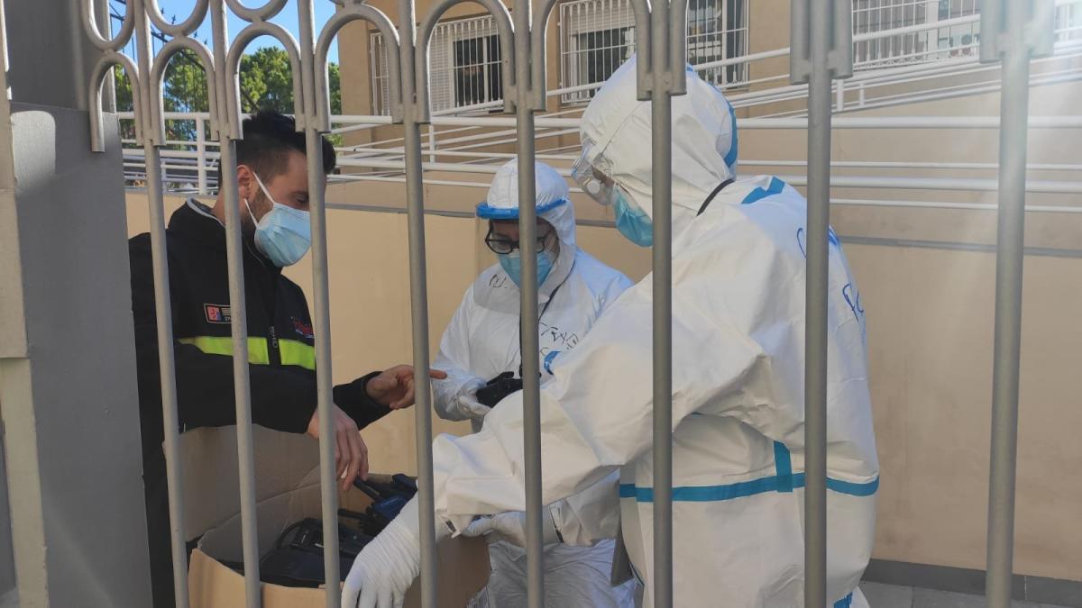 Entrega de material al personal de la residencia de Molina de Segura afectada por el coronavirus.