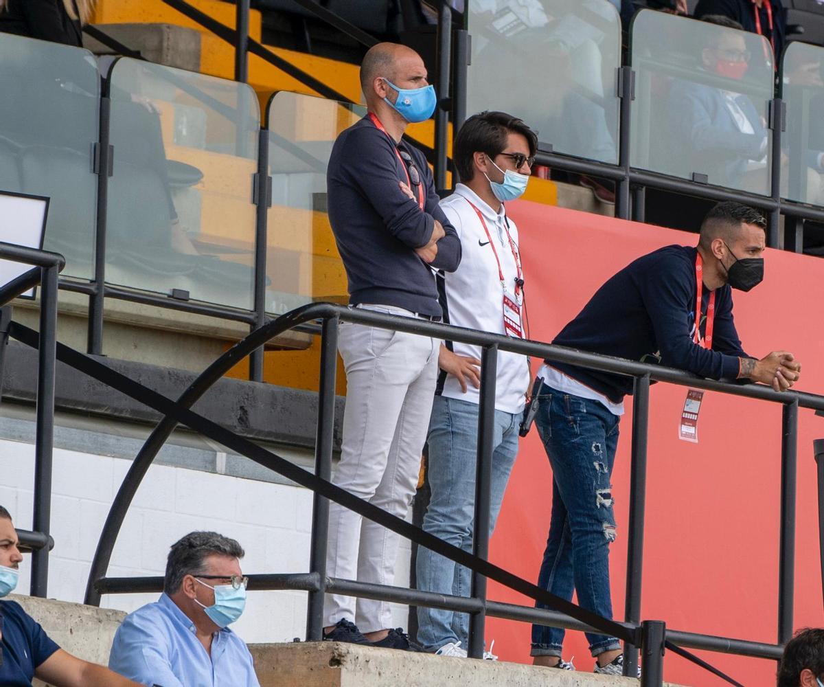 Benassi, polo blanco, observa el partido entre el UCAM Murcia y la UD Ibiza en el que subieron los celestes.