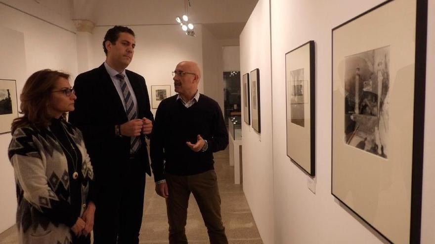 Pilar Alonso, Alberto Castro y Jesús Portales contemplan la muestra de fotografía que exhibe el centro cultural