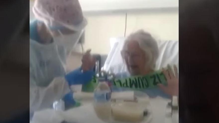 Francisca, celebrando sus 92 años y haber superado el coronavirus.