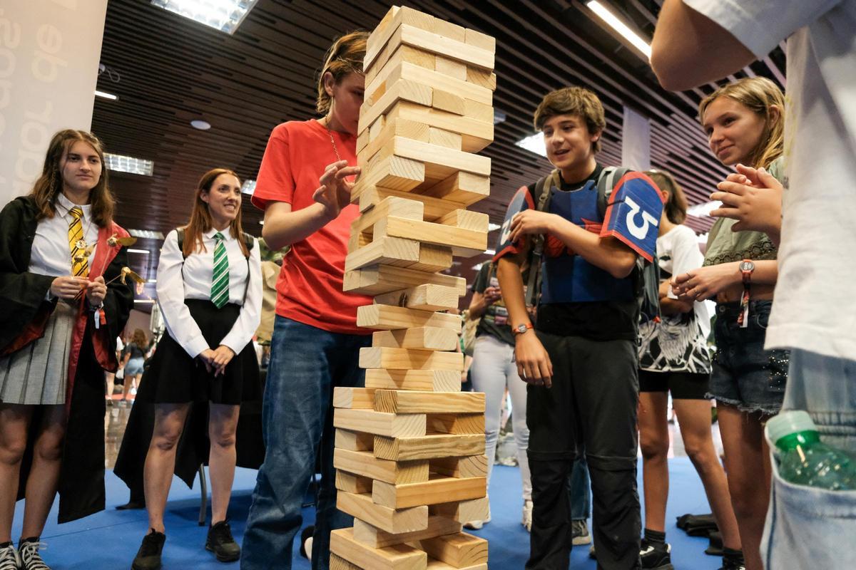 Varios jóvenes jugando al Djenga en la FreakCon de Torremolinos.