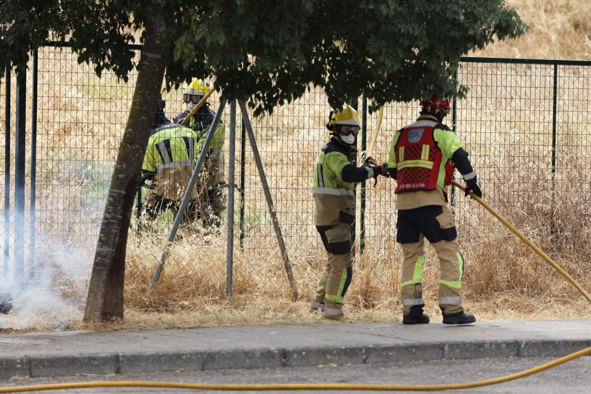 Incendio de pastos en unas pistas de fútbol de La Mejostilla
