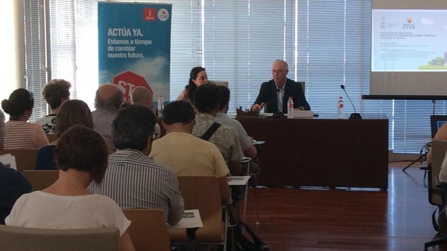 El concejal de Medio Ambiente, Urbanismo y Huerta, Antonio Navarro Corchón, en un momento de la rueda de prensa