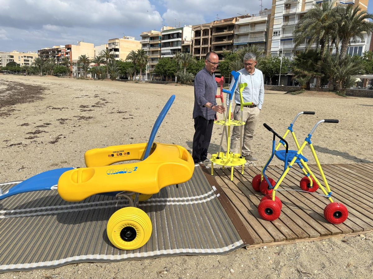 La playa también cuenta con equipos anfibios (muletas, andadores y sillas).