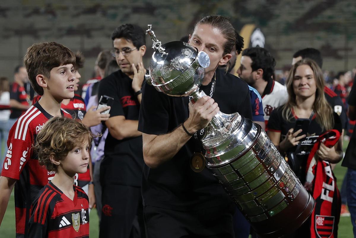 Filipe Luís besando la Copa Libertadores