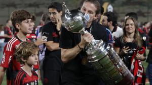 Filipe Luís besando la Copa Libertadores