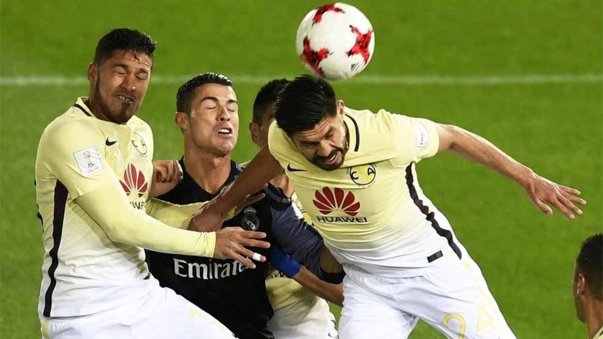 Cristiano Ronaldo, en una acción aérea con la defensa del Club América