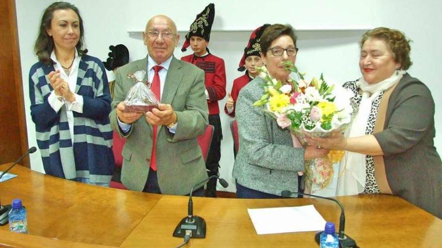 Pascual Pesqueira, junto a la alcaldesa, en el homenaje de ayer. // Santos Álvarez