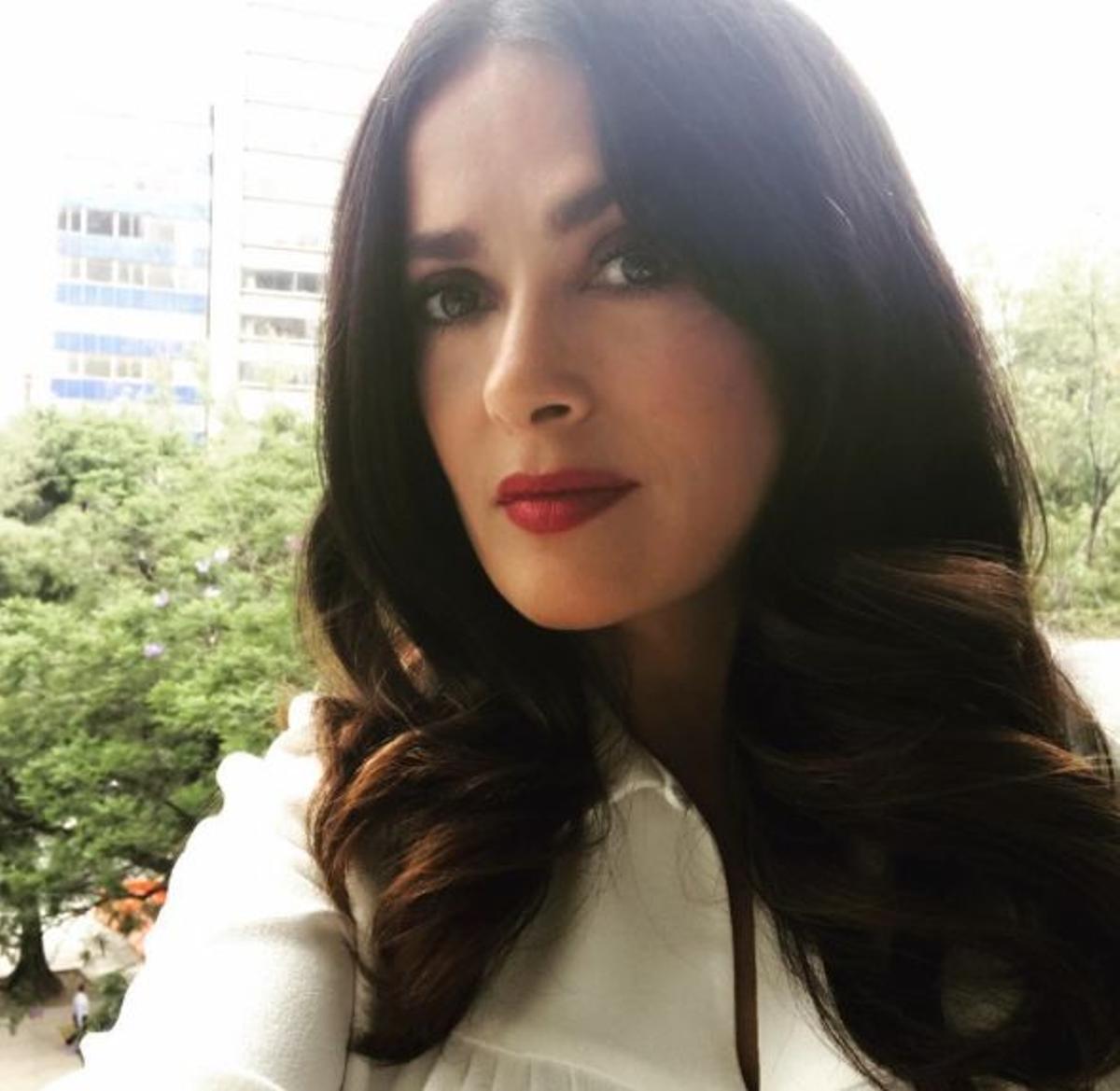 Salma Hayek con el pelo rosa