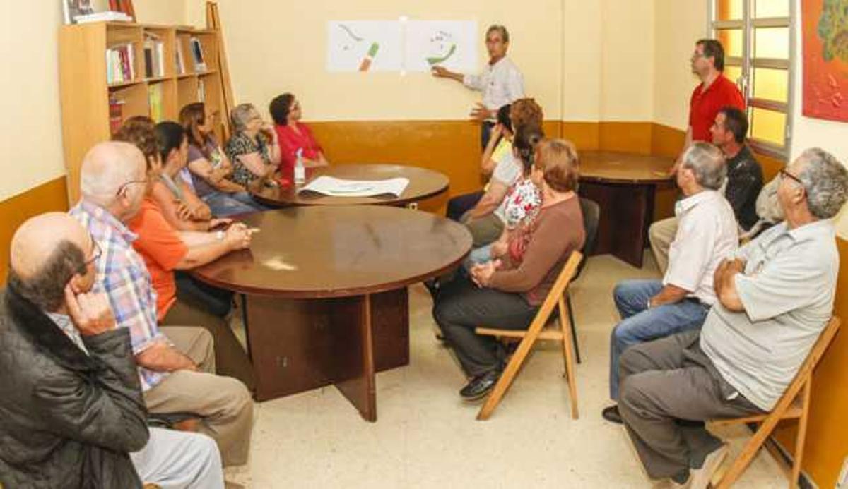 El arquitecto Manuel Jorge explica, ayer, a los vecinos el proyecto de las pistas de pádel. | josé carlos guerra