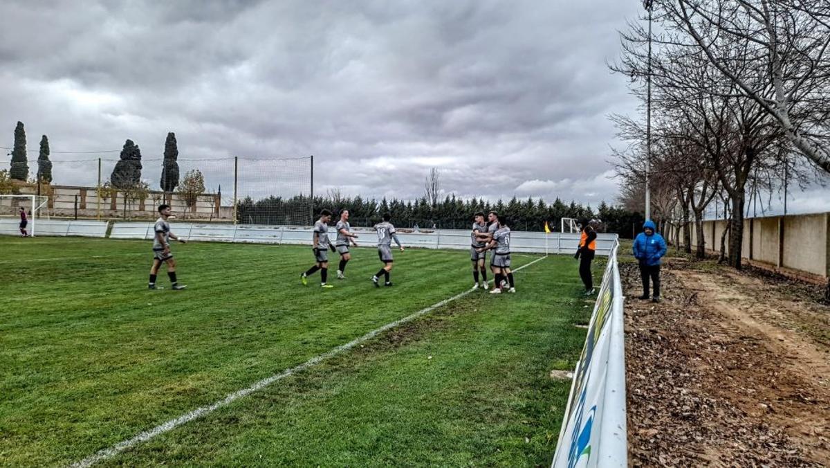 Los jugadores del Noname celebran el primer gol