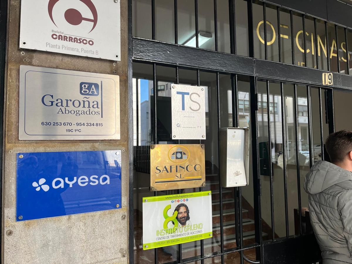 Placa de Ayesa en el nº 19 de República Argentina, sede de la primera oficina de la compañía.