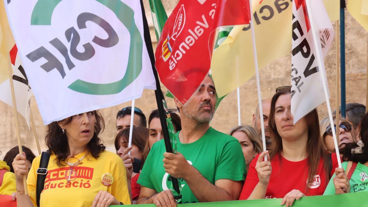 Concentración de los sindicatos convocantes de la huelga de Educación a las puertas del Palau
