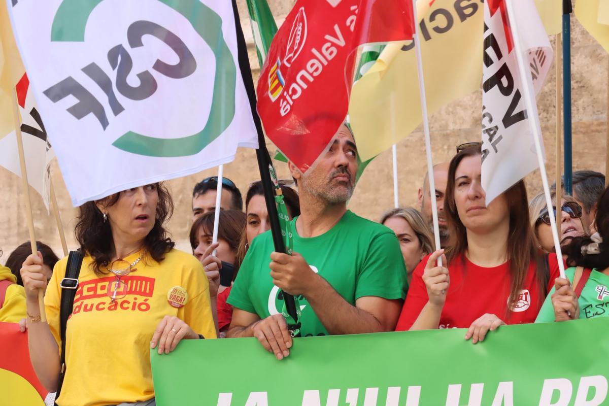 Concentración de los sindicatos convocantes de la huelga de Educación a las puertas del Palau