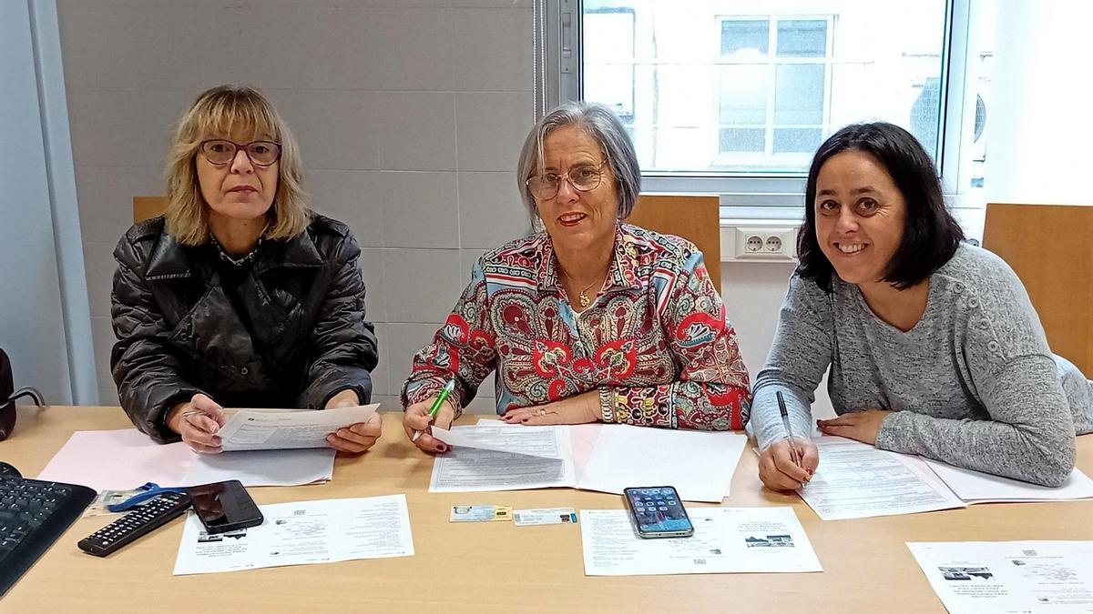 Tres profesionales en la firma de posesión.