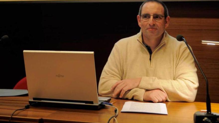 Juan Antonio Quirós, ayer, en el Museo Arqueológico de Asturias.