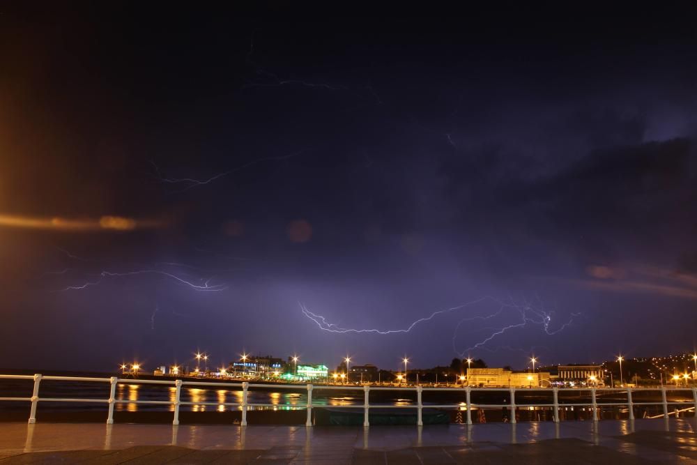 Las imágenes de los rayos que cayeron ayer en la costa de Gijón.