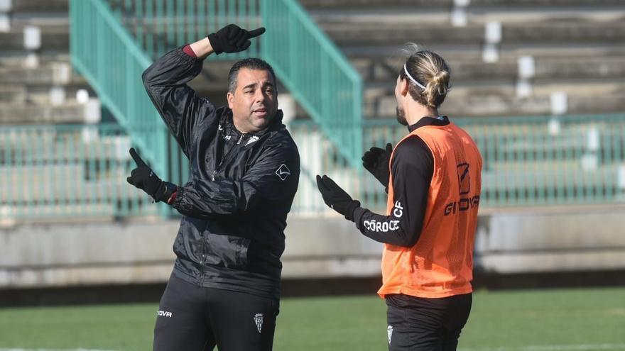 Crespo da directrices a Gudelj durante un entrenamiento en la Ciudad Deportiva