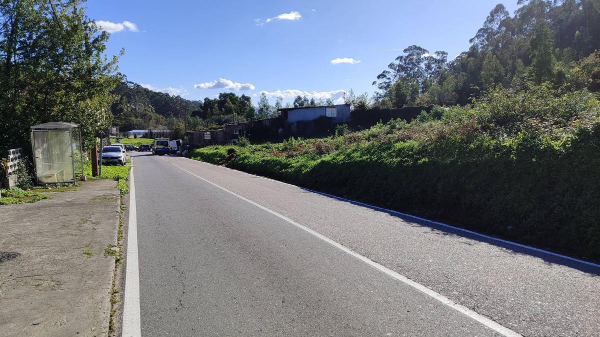 La zona en la que se implantará la gasolinera [a la derecha] de A Portela, con frente a la carretera provincial EP-1301, y al fondo el cruce con la carretera autonómica PO-551.