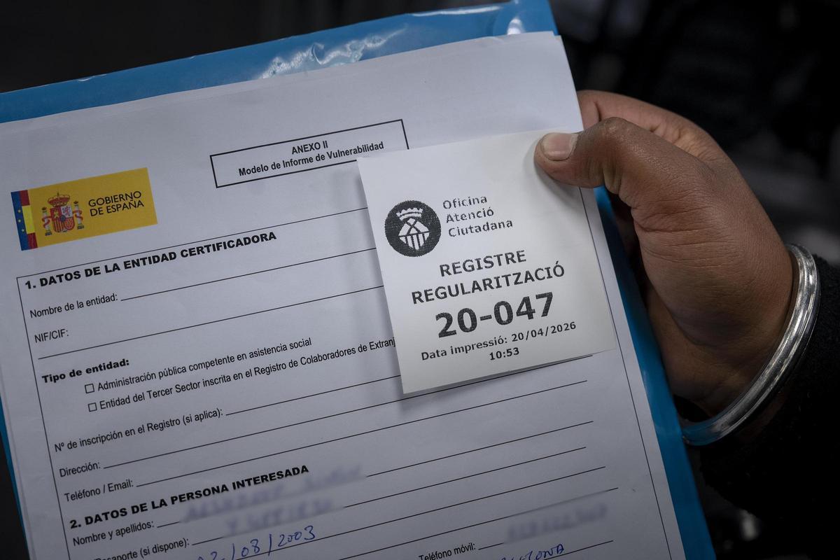Unas 3000 personas migrantes hacen cola en La Farga de L'Hospitalet para pedir la regularización