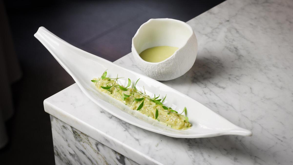 Tàrtar de peix blanc, coco, fonoll i vainilla, un plat del restaurant Voramar de Portbou.