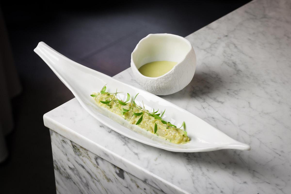 Tàrtar de peix blanc, coco, fonoll i vainilla, un plat del restaurant Voramar de Portbou.