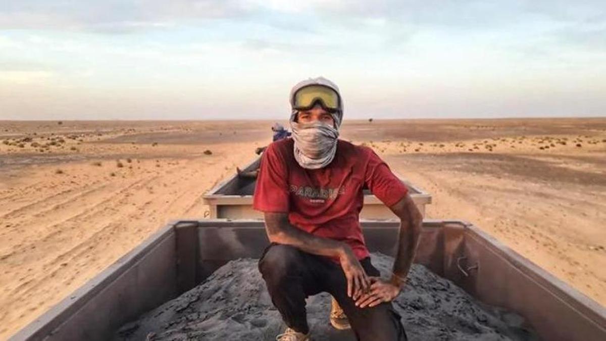 El joven granadino en uno de sus retos a bordo de un tren.