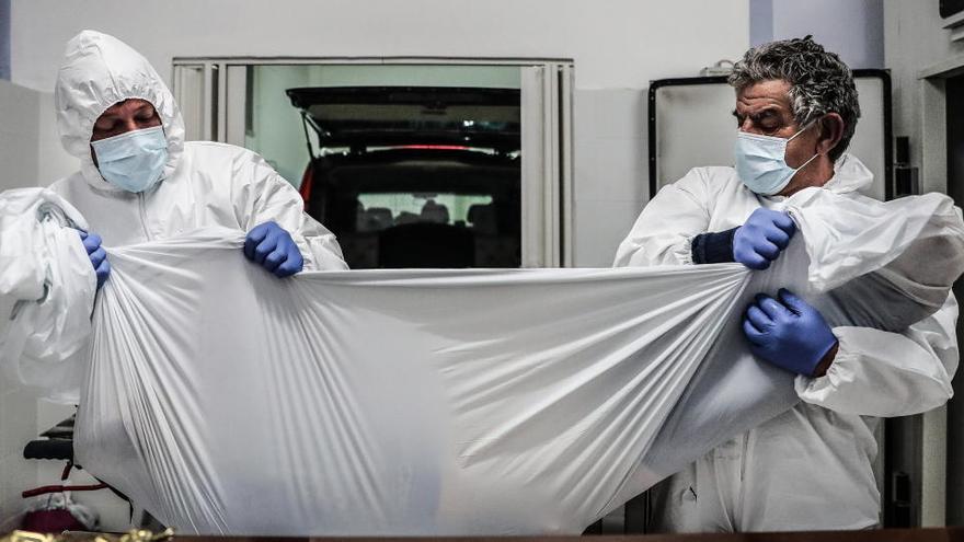 Dos trabajadores de una funeraria en Lisboa.