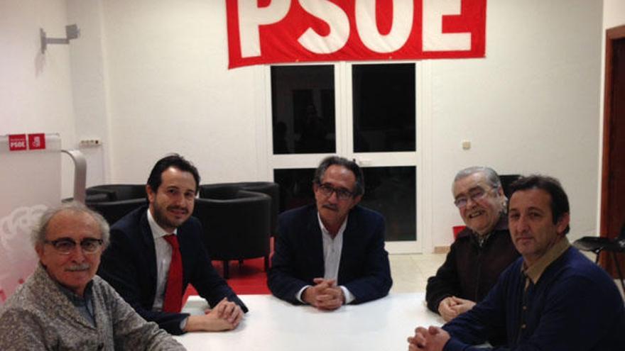 García León, con los exsecretarios del PSOE de Fuengirola.