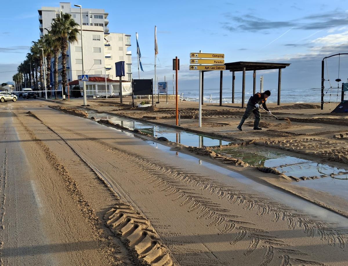 Trabajos en Benicarló para paliar los efectos del temporal.