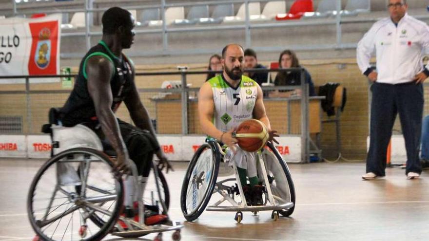 Berni Costas controla el balón durante el amistoso con el Bilbao. // FDV