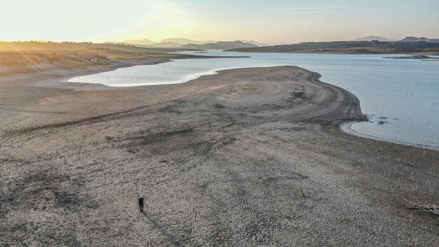 La sequía deja en mínimos históricos el agua en los pantanos del Amadorio y La Pedrera en Alicante