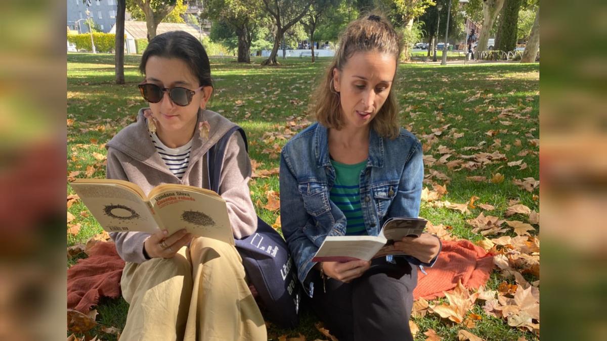 Las organizadoras de 'OffLine Córdoba, Ciudad de los Libros', iniciativa que pretende reunir a los amantes de la lectura en los Jardines de la Agricultura en un evento sin móviles ni pantallas de ningún tipo.