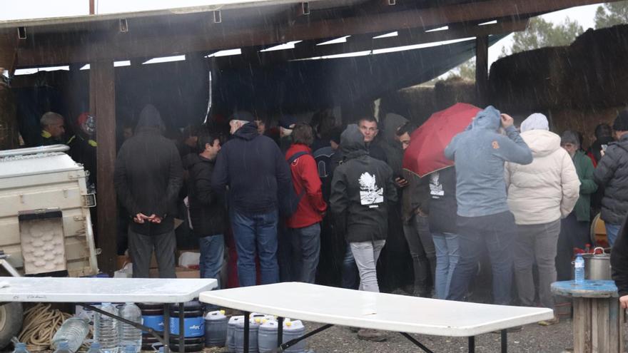 VÍDEO | Els pagesos aguanten la pluja en el tall de l'autopista a Pontós en coberts fets amb bales de palla